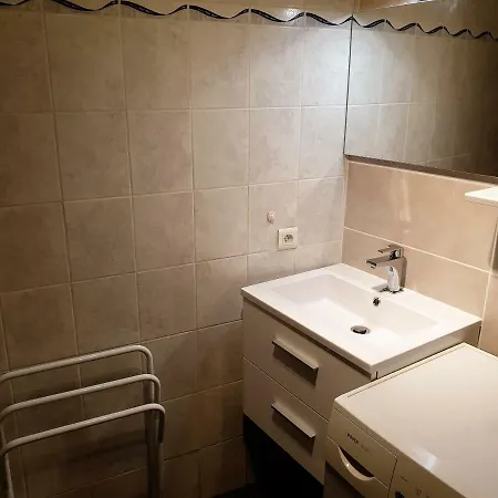 Lumineux Trois Pieces Dans Avec Piscine *