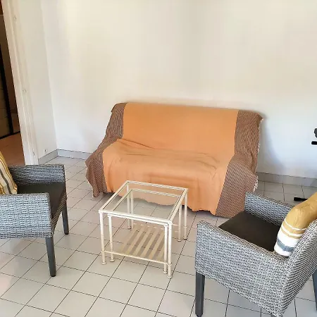 Lumineux Trois Pieces Dans Avec Piscine *